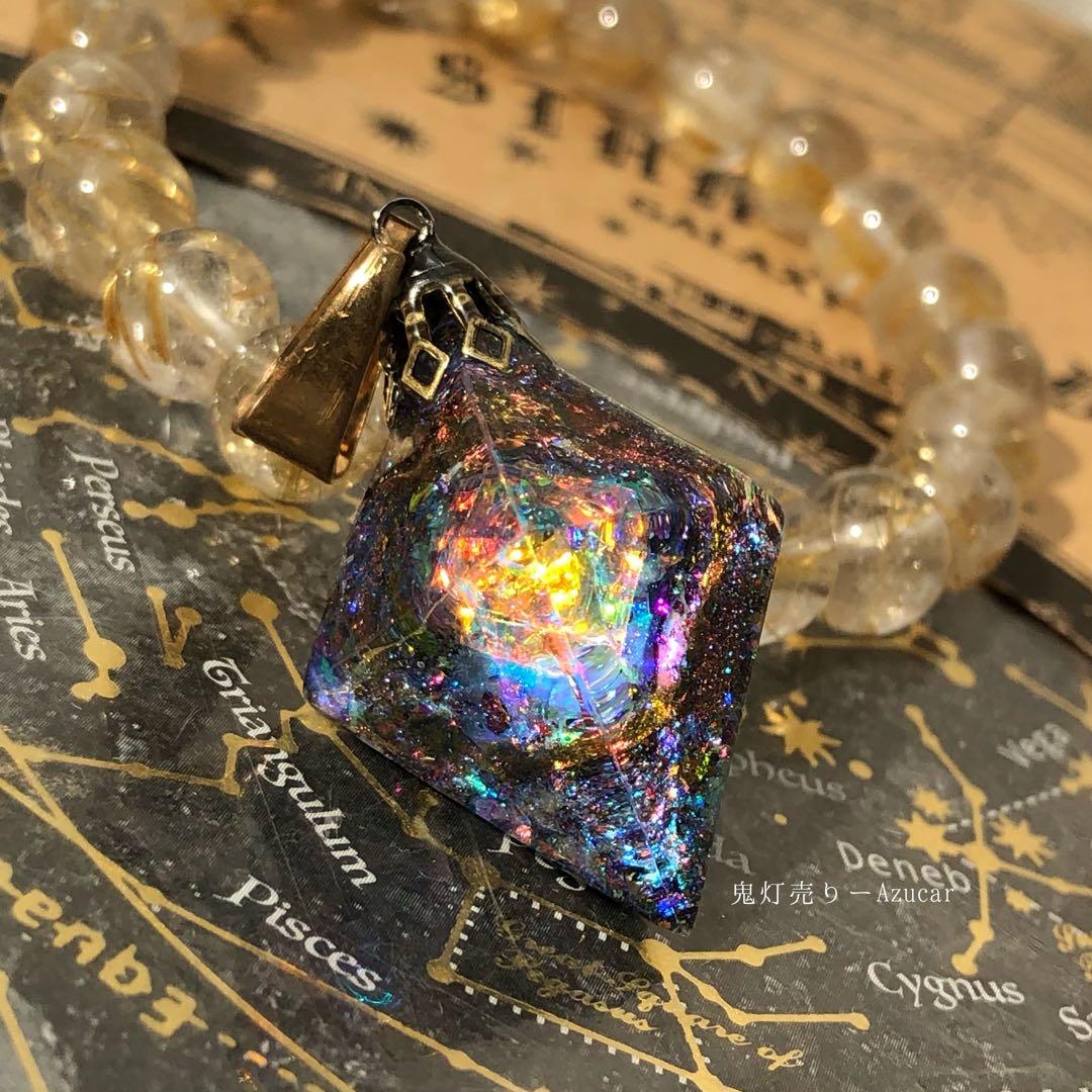 ブラックオパール色の光を集めて。 宇宙レジン蓄光オルゴナイトネックレス