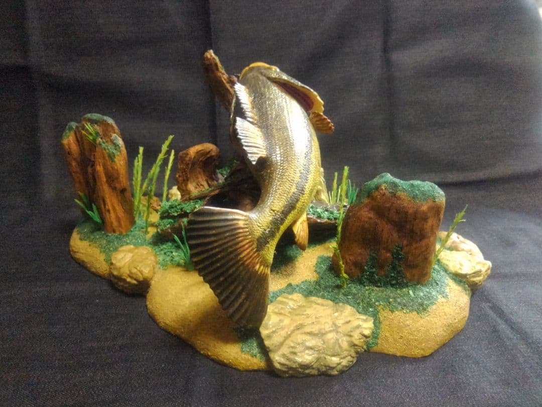 木彫りのブラックバスの置物