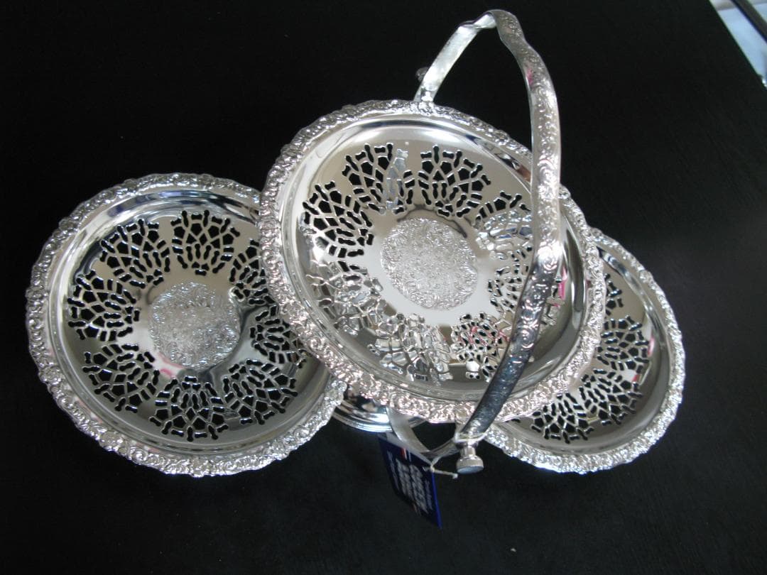 英国 エンボスと透かしのケーキスタンド シルバープレート Queen Anne