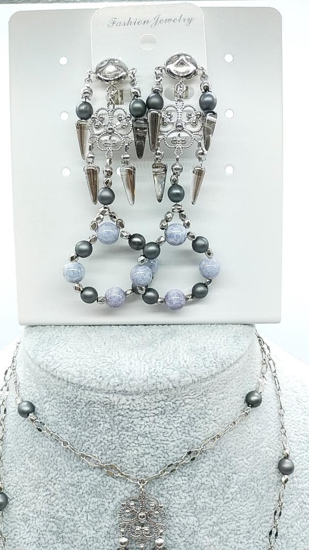 チェコビーズを使ったイヤリングとネックレスのセットアップコーデ