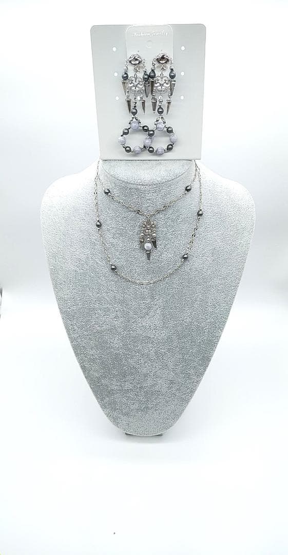 チェコビーズを使ったイヤリングとネックレスのセットアップコーデ