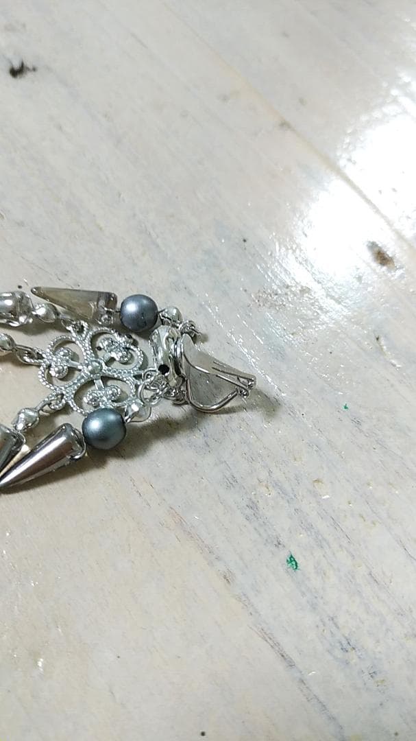 チェコビーズを使ったイヤリングとネックレスのセットアップコーデ