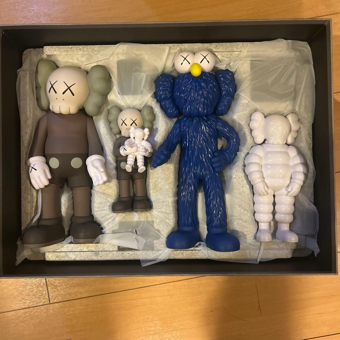 KAWS FAMILY フィギュア カウズ 希少 絶版