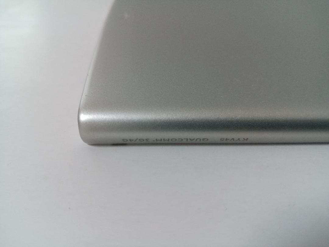 ☆ au URBANO V04 KYV45 プラチナシルバー　＃2