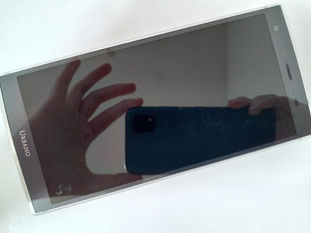 ☆ au URBANO V04 KYV45 プラチナシルバー　＃2