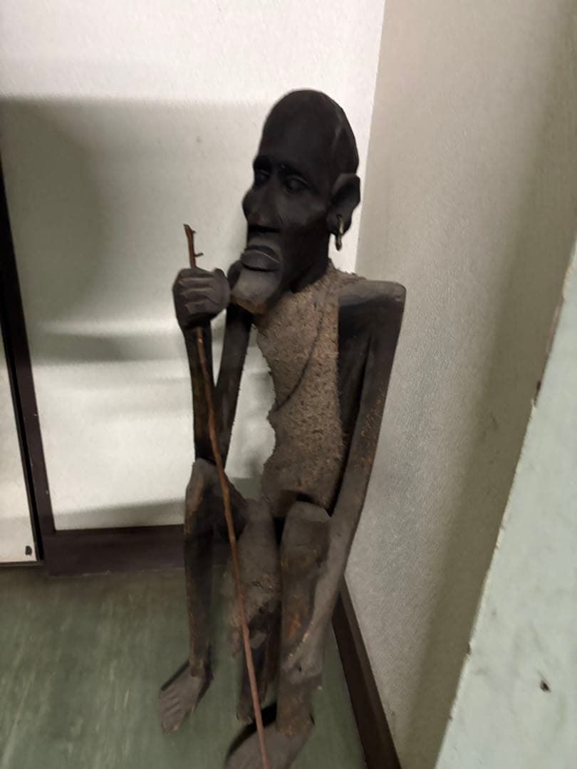 木製彫刻 人物像 杖を持つ