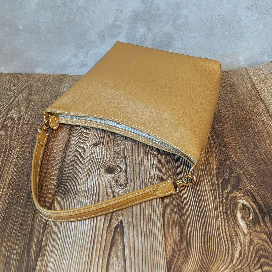 シュリンク型押しソフト革ショルダーバッグ（キャメル）