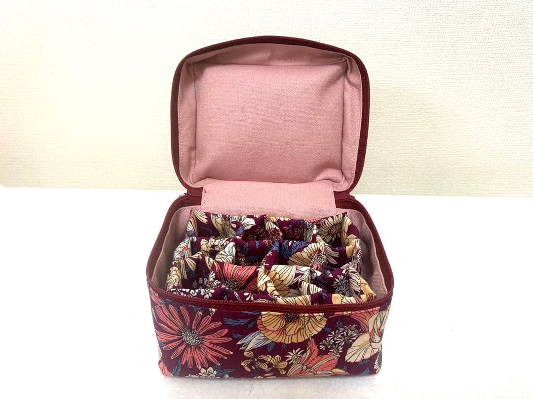 エッセンシャルオイルアロマポーチ　15ml アロマボトル仕切り付き