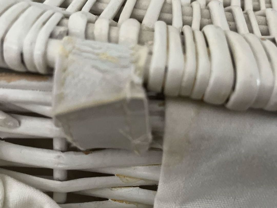 大きな白い、蓋付きバスケット