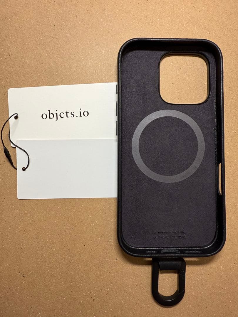 objcts.io ブラックレザー iPhone16proケース カラビナ付き