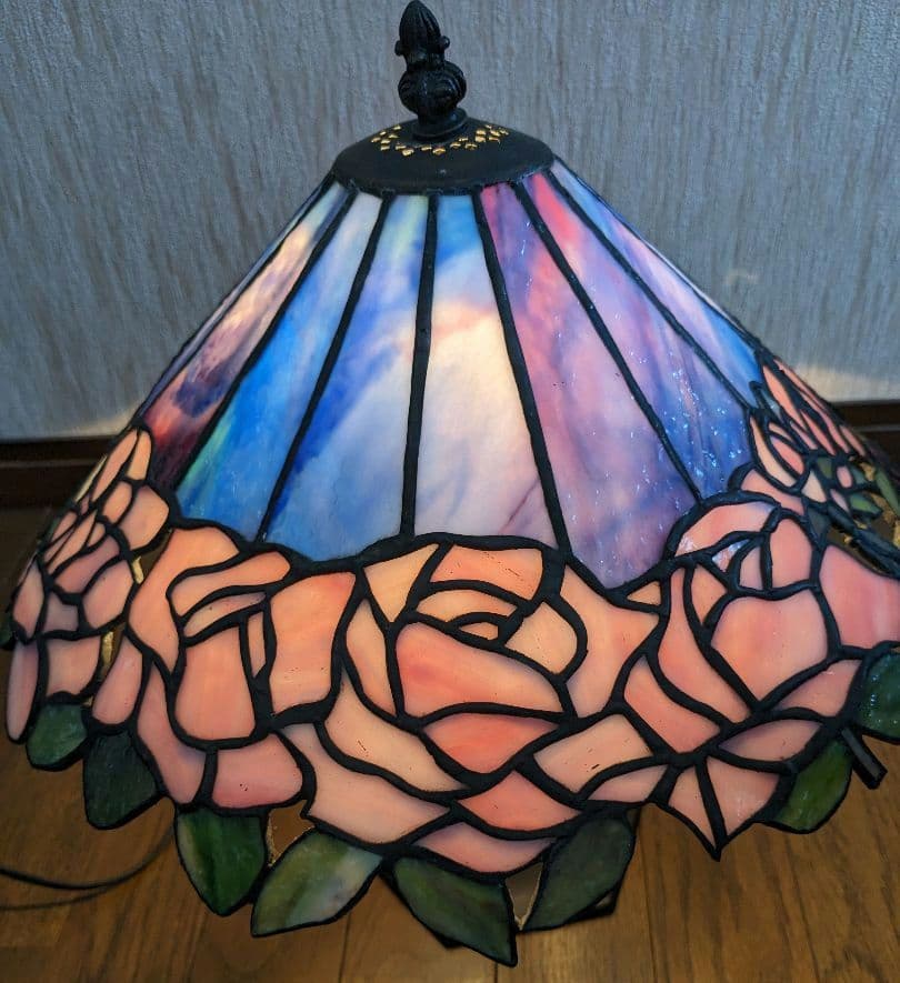 ステンドグラス　ステンドガラス　スタンドライト　ティファニーランプ　ローズ　薔薇