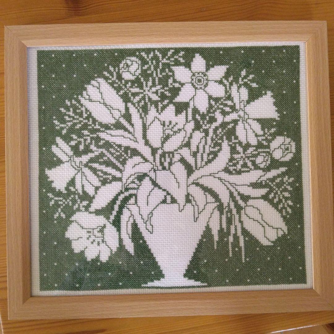 クロスステッチ完成品“フラワー花瓶　みどり”額入り
