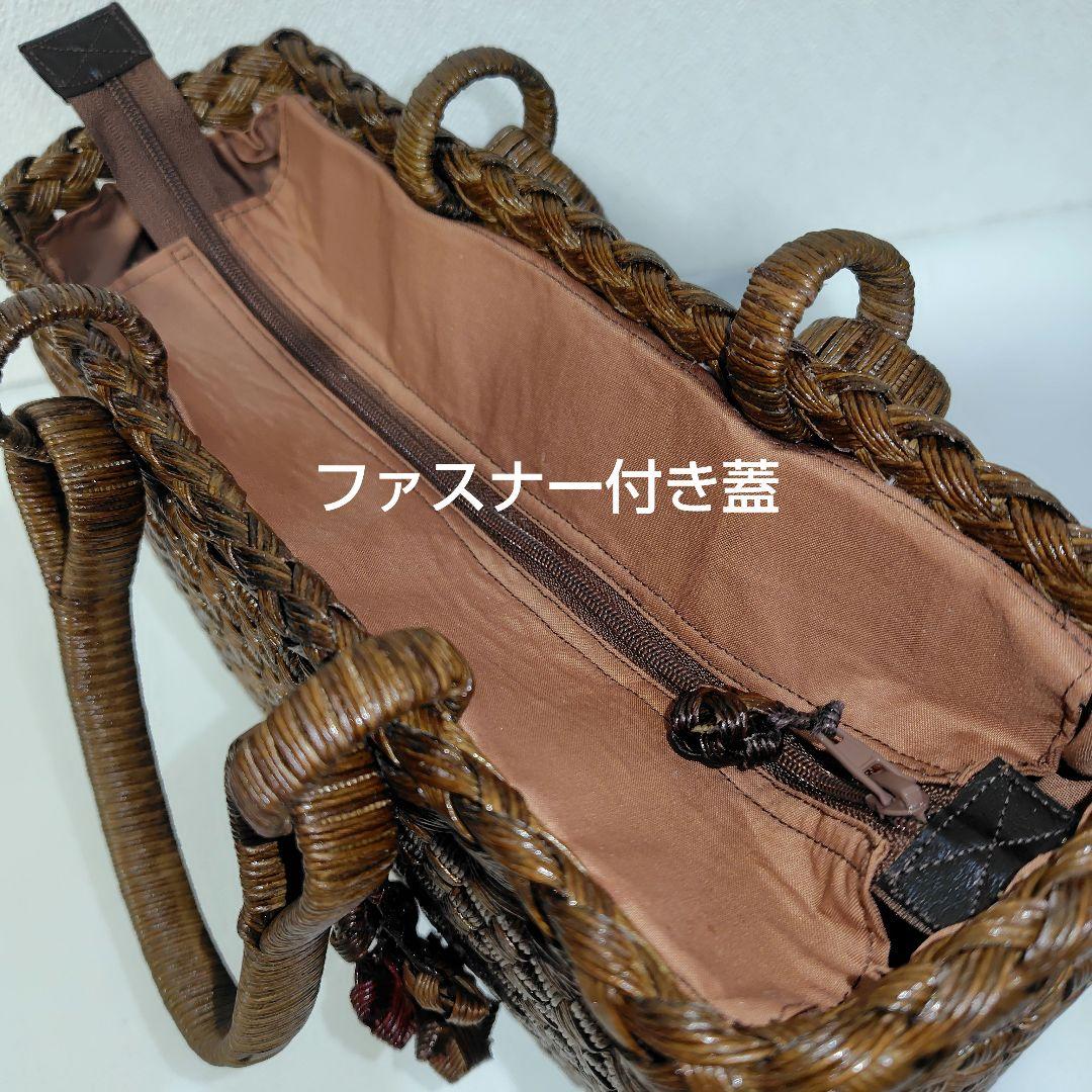 クラフトで作った山葡萄風石畳編みかごバッグ（ファスナー付き蓋、チャーム付き）